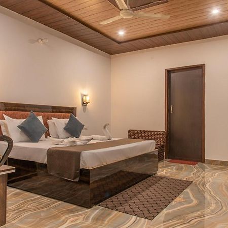 Apartamento Panormic View By The North Edge Kasauli Exterior foto