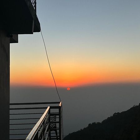 Apartamento Panormic View By The North Edge Kasauli Exterior foto