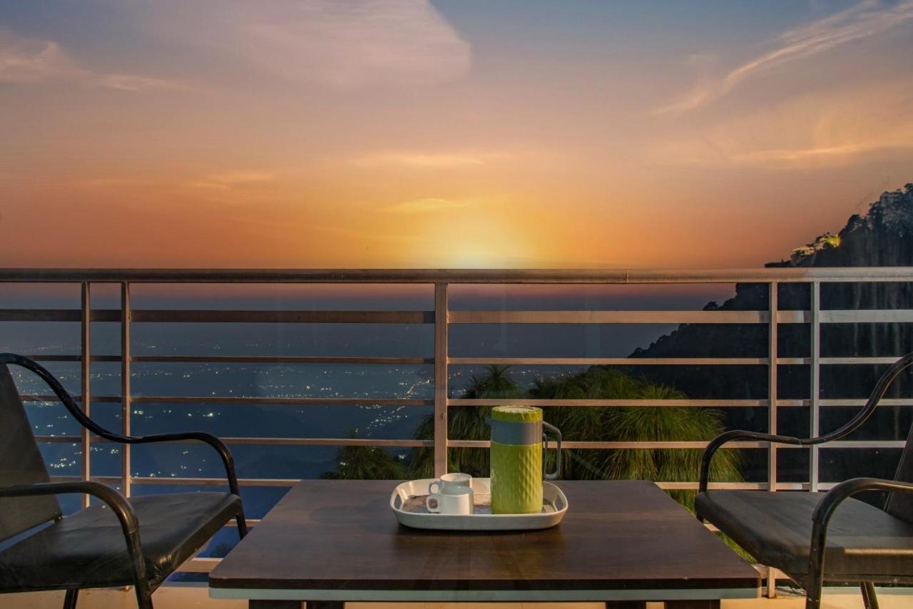Apartamento Panormic View By The North Edge Kasauli Exterior foto