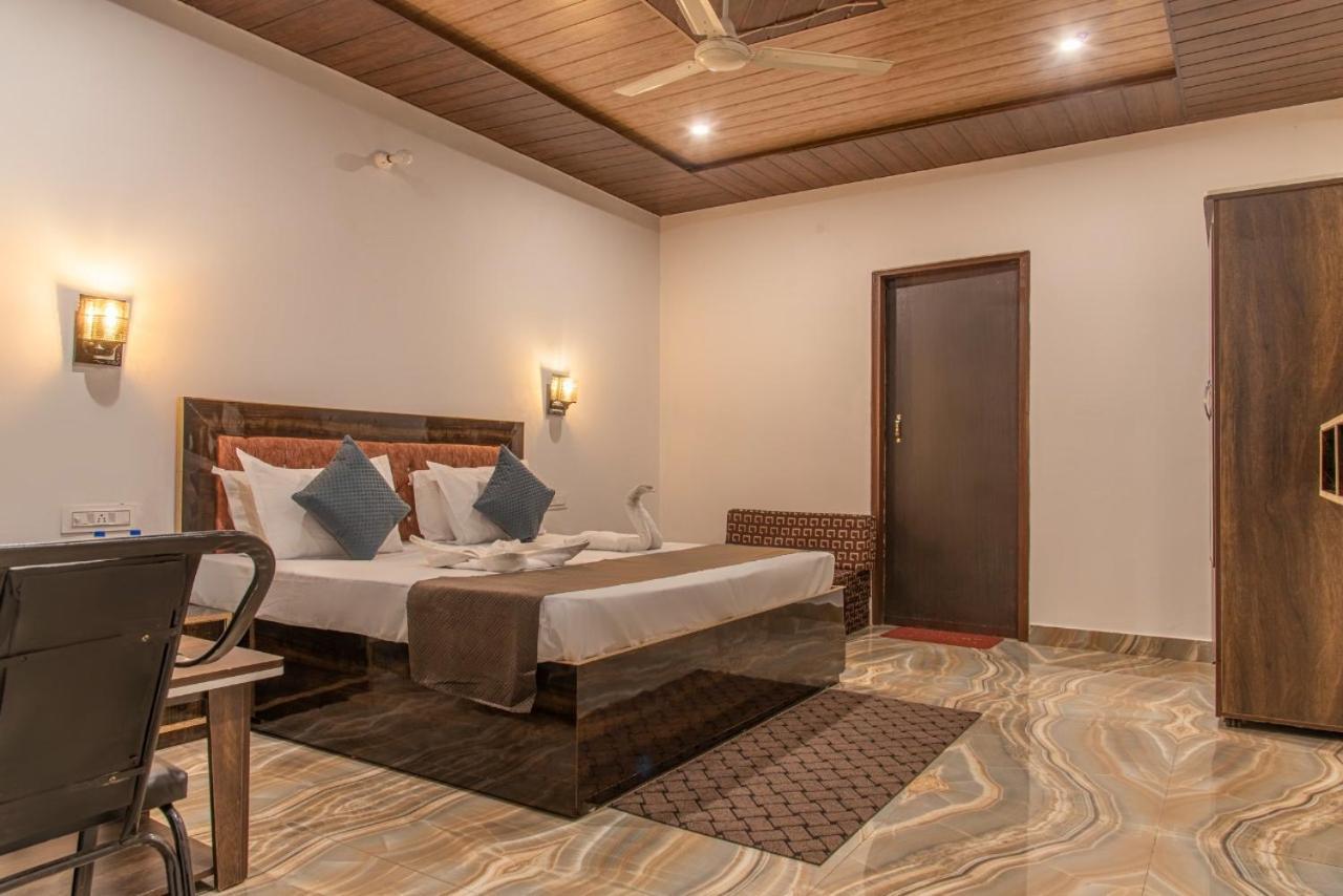 Apartamento Panormic View By The North Edge Kasauli Exterior foto