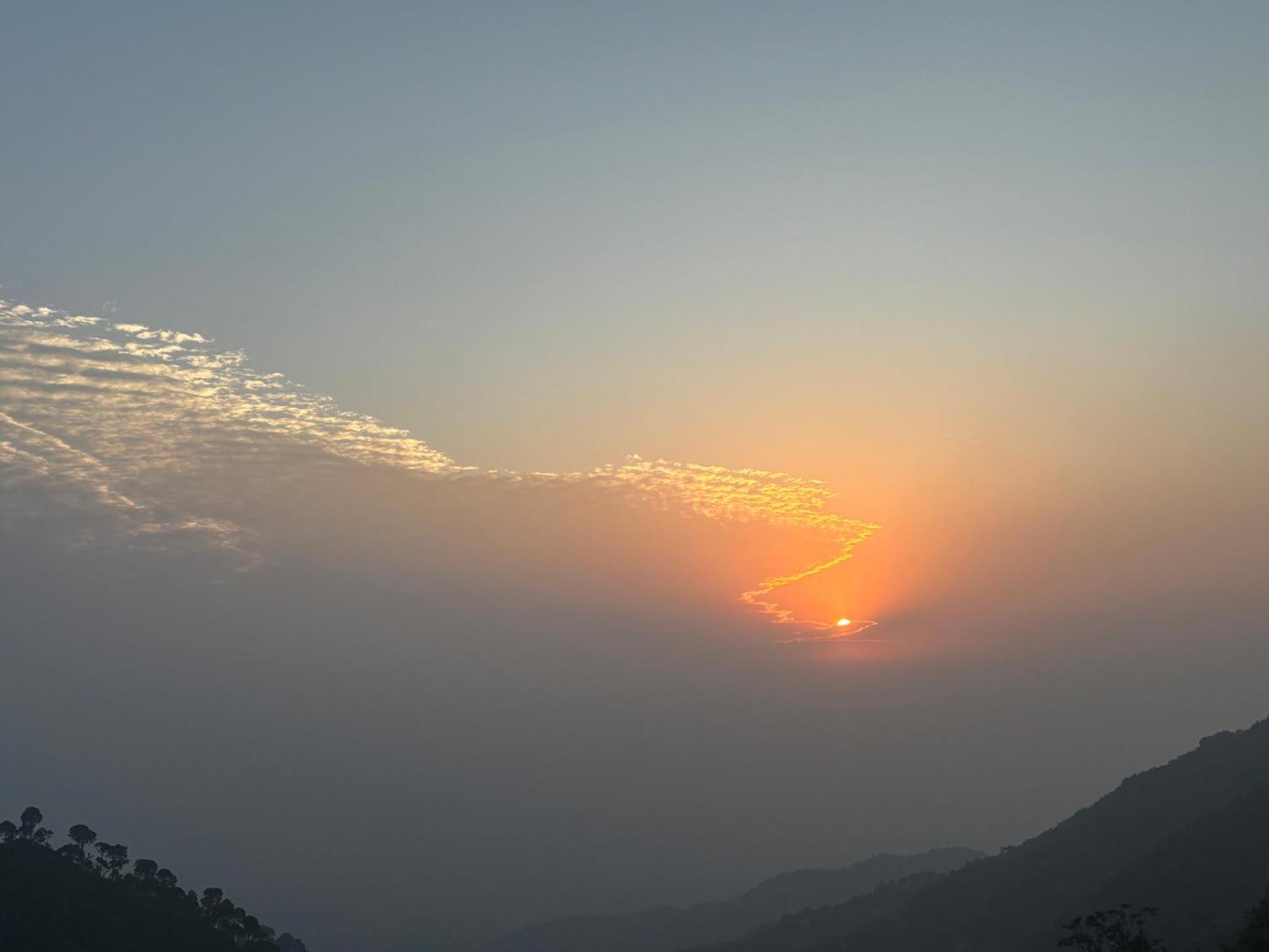 Apartamento Panormic View By The North Edge Kasauli Exterior foto