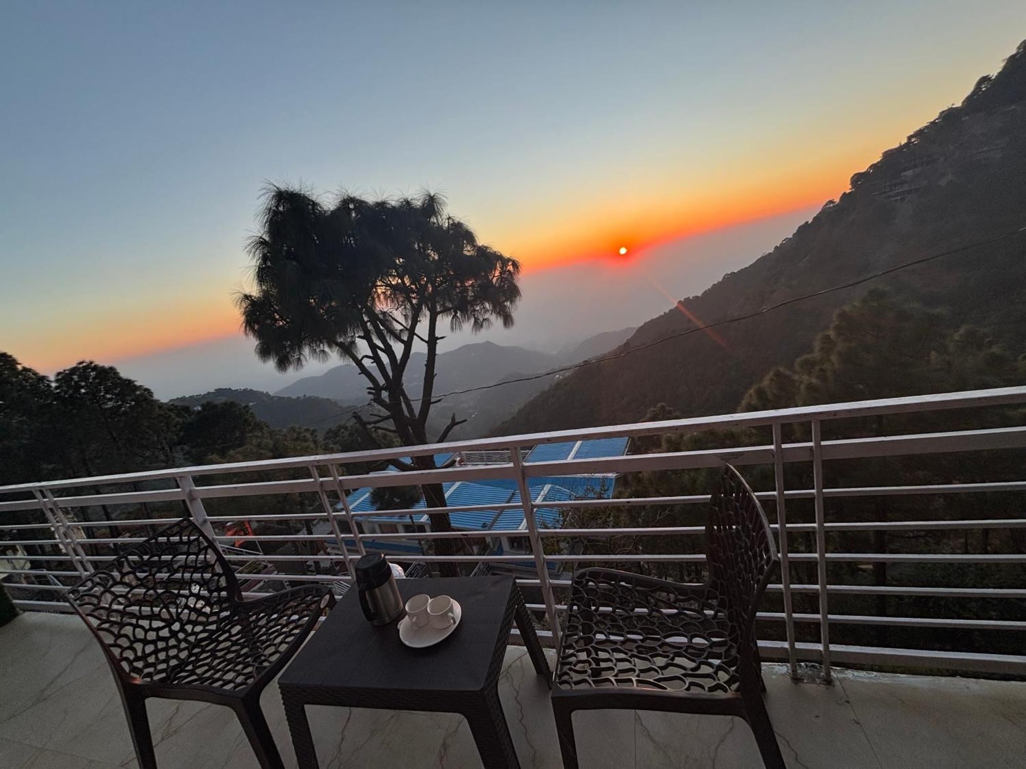 Apartamento Panormic View By The North Edge Kasauli Exterior foto