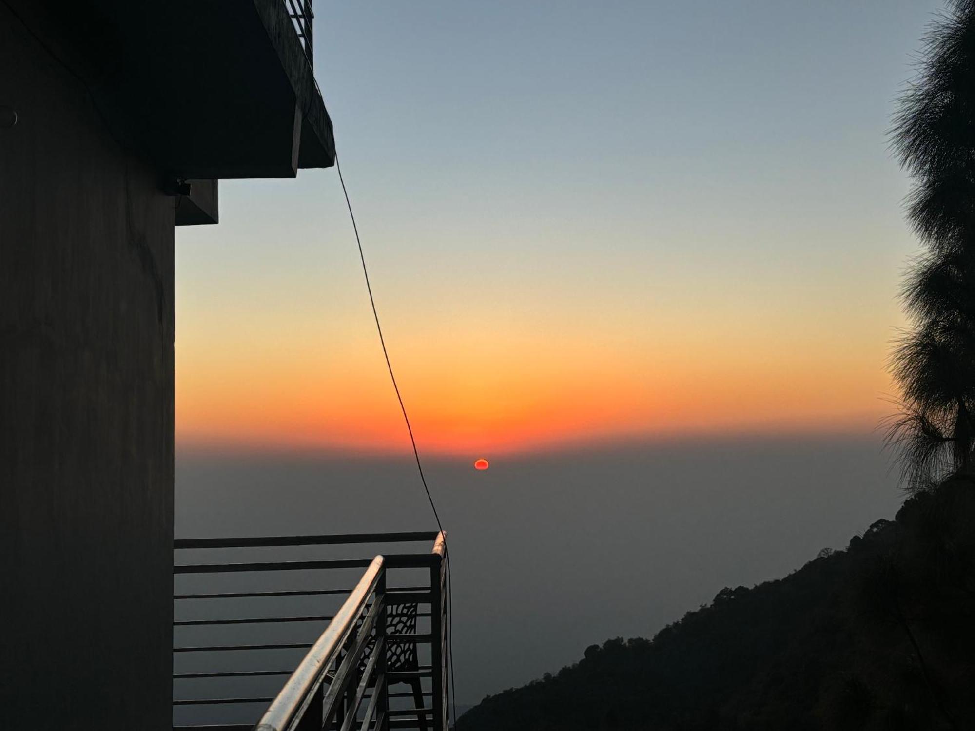 Apartamento Panormic View By The North Edge Kasauli Exterior foto