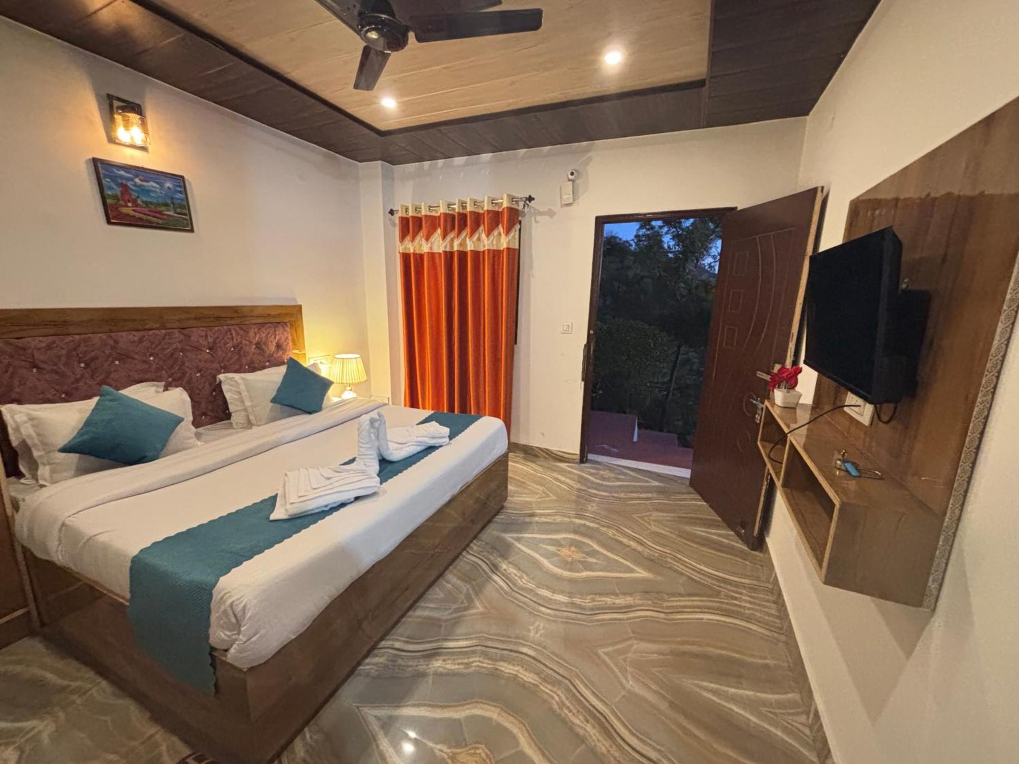 Apartamento Panormic View By The North Edge Kasauli Exterior foto