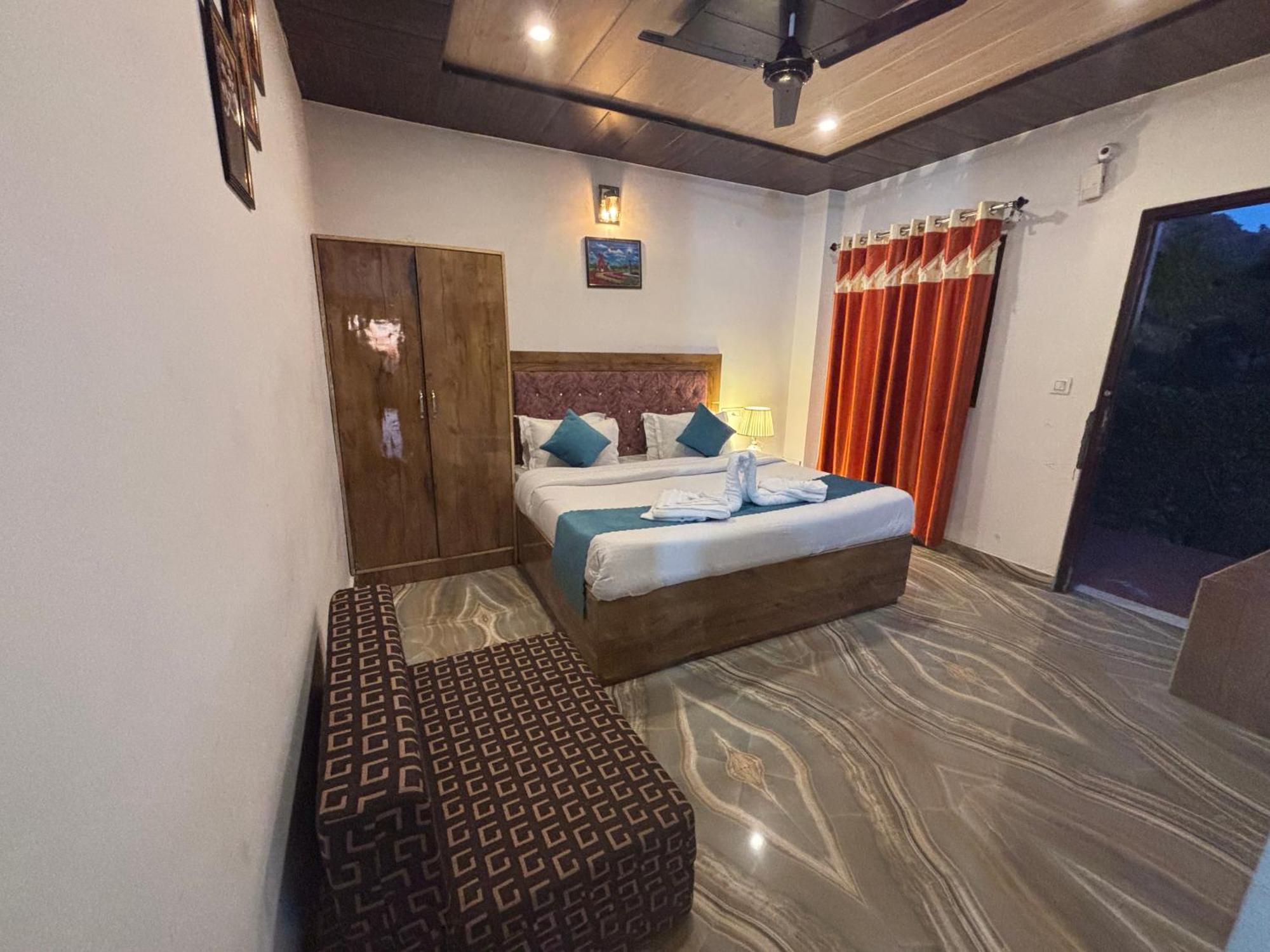 Apartamento Panormic View By The North Edge Kasauli Exterior foto