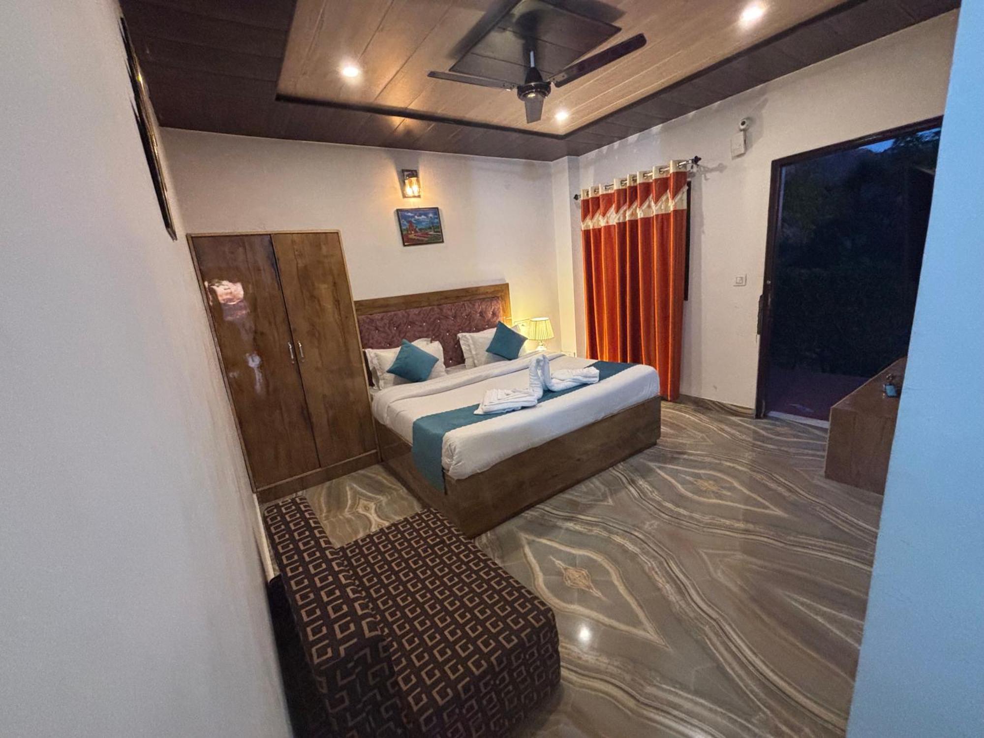 Apartamento Panormic View By The North Edge Kasauli Exterior foto