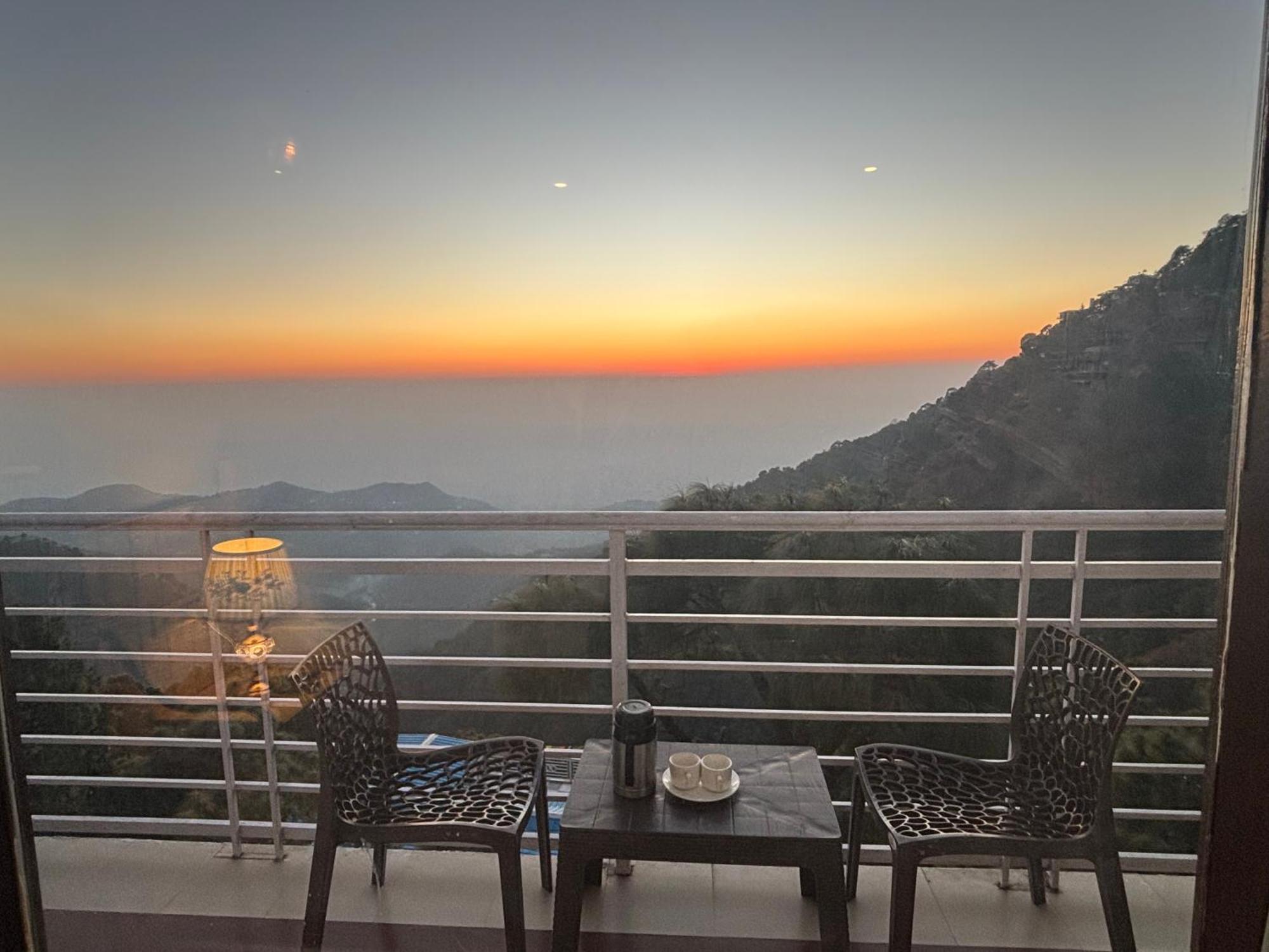 Apartamento Panormic View By The North Edge Kasauli Exterior foto