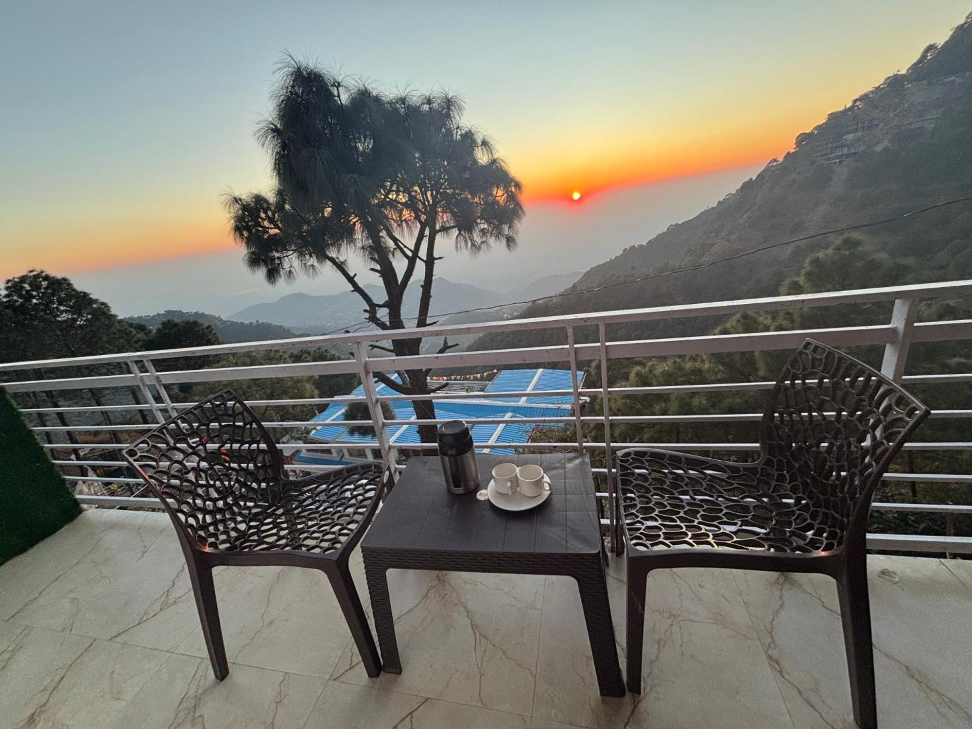 Apartamento Panormic View By The North Edge Kasauli Exterior foto